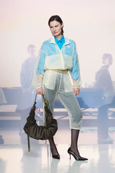 Look 16